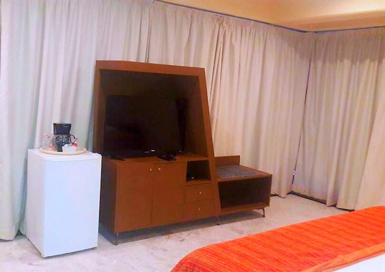Hotel Versalles Suites カンクン エクステリア 写真