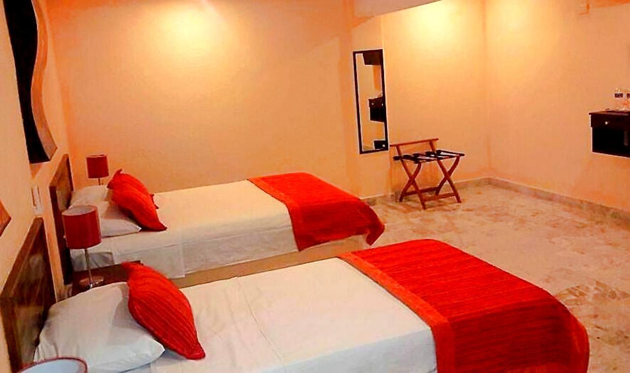 Hotel Versalles Suites カンクン エクステリア 写真